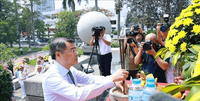  越南总理赴海防市祭拜英烈 缅怀先烈并会见当地选民