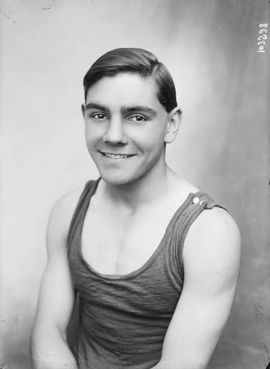 世界杯历史上唯一既担任过门将、也担任过非门将位置的球员：尚特雷尔