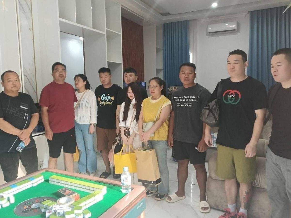 木牌昨天严厉打击3处地点的网络诈骗活动,逮捕89名嫌疑人并缴获大量证据